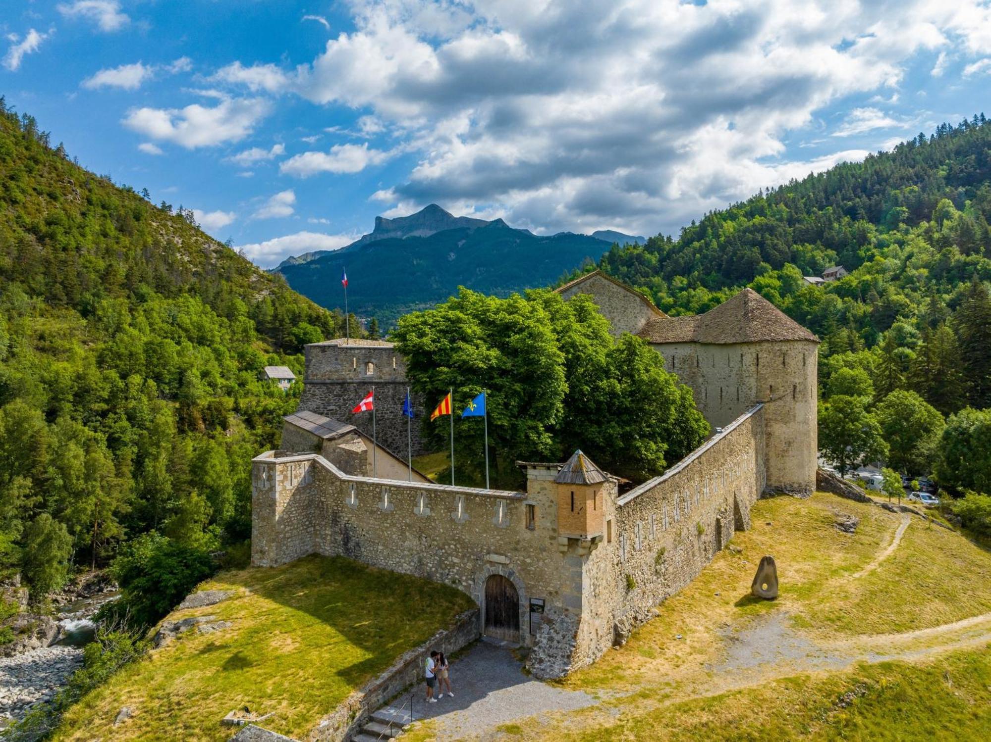 Maison Familiale Des Remparts Colmars Exterior photo